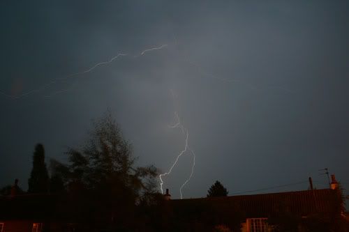 http://i26.photobucket.com/albums/c103/ben-s/lightning1.jpg
