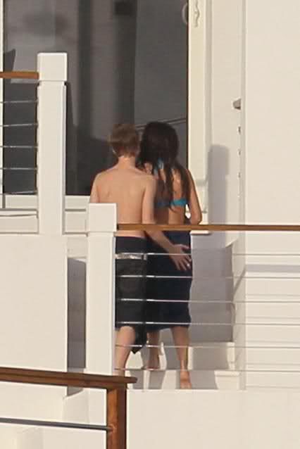 justin bieber selena gomez boat. Selena Gomez and Justin Bieber