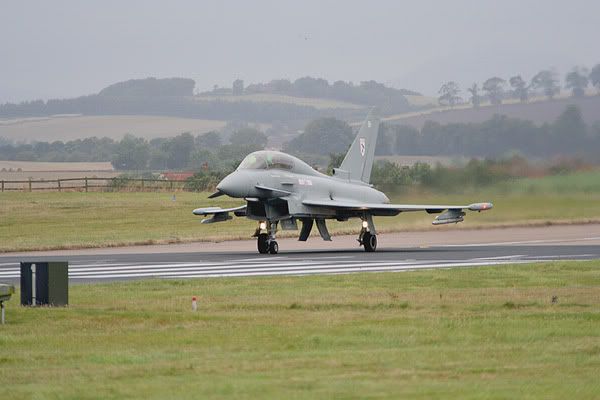 IMAGE: http://i26.photobucket.com/albums/c115/Klippie/RAF%20Leuchars%202005%20Airshow/Typhoon%20Takeoff/IMG_0412.jpg