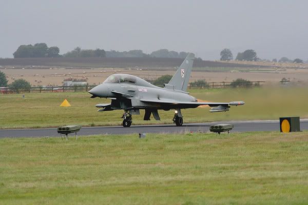 IMAGE: http://i26.photobucket.com/albums/c115/Klippie/RAF%20Leuchars%202005%20Airshow/Typhoon%20Takeoff/IMG_0413.jpg