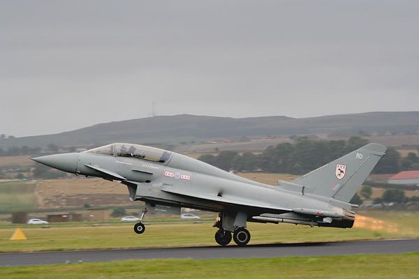 IMAGE: http://i26.photobucket.com/albums/c115/Klippie/RAF%20Leuchars%202005%20Airshow/Typhoon%20Takeoff/IMG_0419.jpg