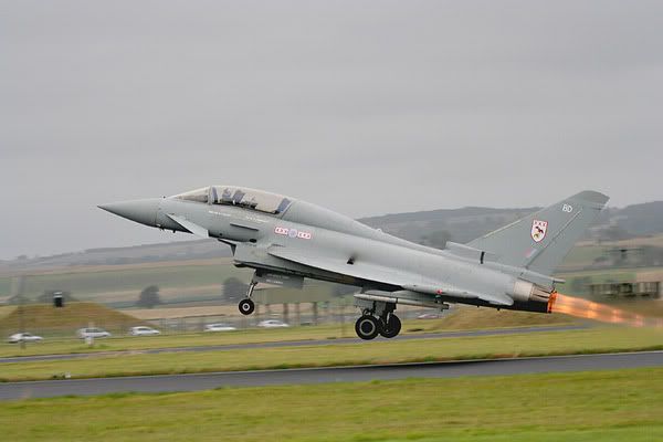 IMAGE: http://i26.photobucket.com/albums/c115/Klippie/RAF%20Leuchars%202005%20Airshow/Typhoon%20Takeoff/IMG_0421.jpg