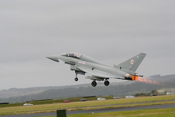 IMAGE: http://i26.photobucket.com/albums/c115/Klippie/RAF%20Leuchars%202005%20Airshow/Typhoon%20Takeoff/IMG_0423.jpg