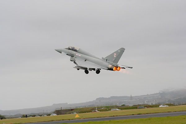 IMAGE: http://i26.photobucket.com/albums/c115/Klippie/RAF%20Leuchars%202005%20Airshow/Typhoon%20Takeoff/IMG_0425.jpg