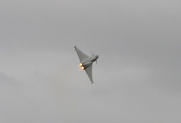 IMAGE: http://i26.photobucket.com/albums/c115/Klippie/RAF%20Leuchars%202005%20Airshow/Typhoon%20Takeoff/IMG_0428.jpg