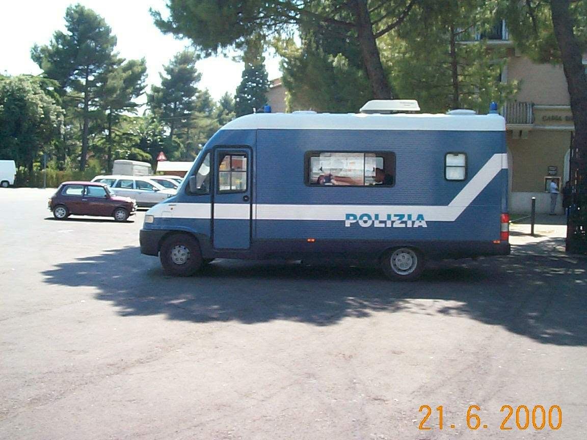 PoliziaVanItaly.jpg