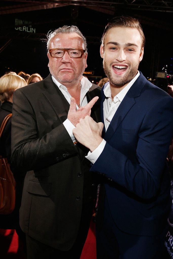 photo NoahGermanyPremiereIYOBo5-ZSQ-x_zpsfdbeb852.jpg