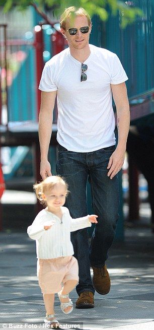 Ready Set Go Paul Bettany Daughter Agnes Enjoy The Sun Ohnotheydidnt Livejournal Page 2