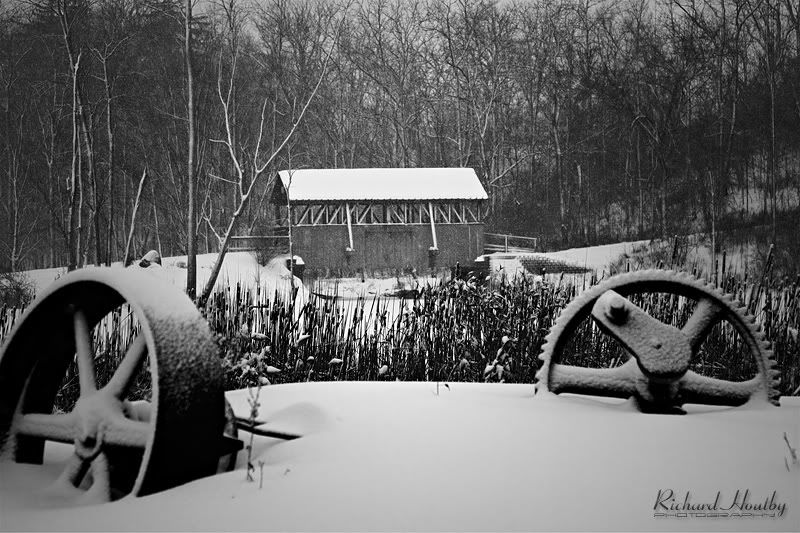IMAGE: http://i26.photobucket.com/albums/c124/houtbyr/Landscape/CoveredBridge4802.jpg