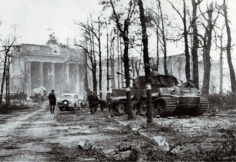 Tiger323BerlinBrandenburggateLindentrees1_zps8e3f0add.jpg