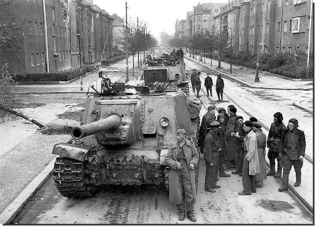 soviet-ISU-122self-propelled-guns-street-berlin-may-1945_zps51da5a0f.jpeg