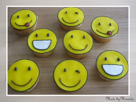 http://i26.photobucket.com/albums/c132/jufmirandaatje/gebak/smiley280809klein.jpg
