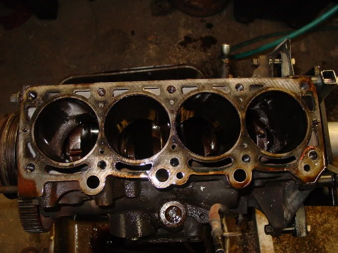 [Image: engine-nopistons.jpg]