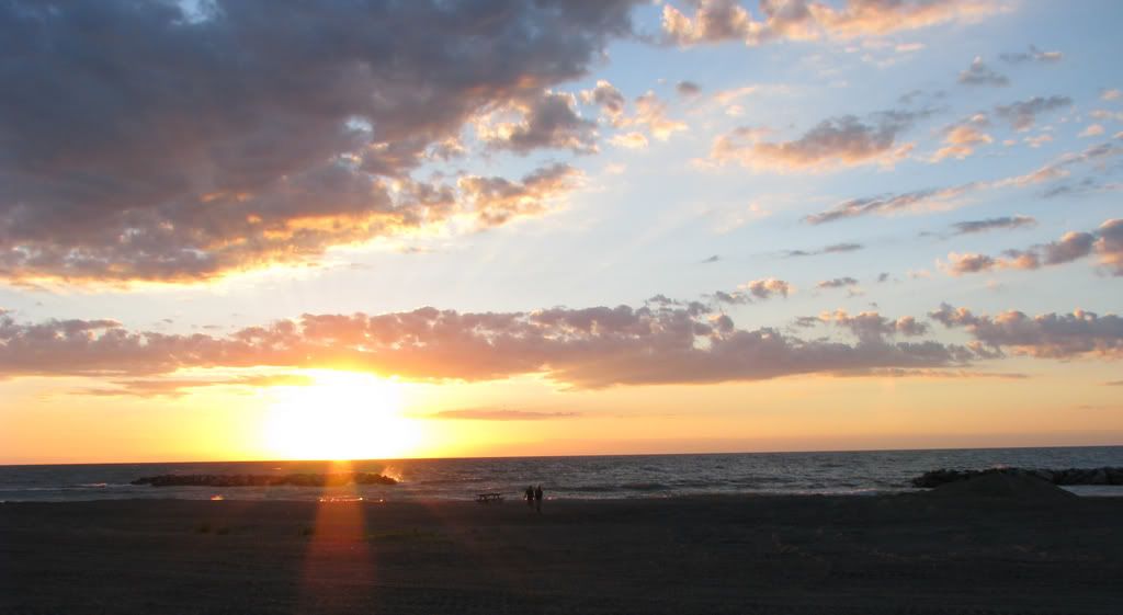 IMAGE: http://i26.photobucket.com/albums/c135/mullhawk/crpdsunsetcouple.jpg