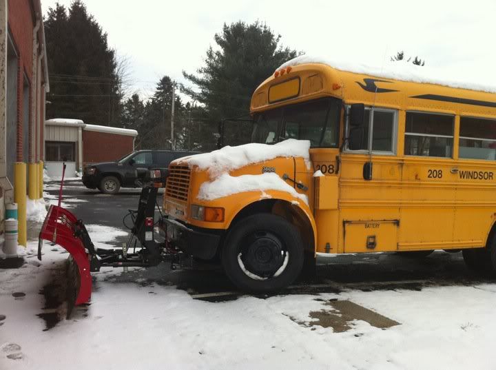 http://i26.photobucket.com/albums/c136/jxaxexgxexr/SchoolBusSnowPlow.jpg