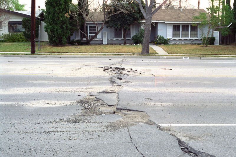  photo 1024px-Street_Damage_After_Northridge_Earthquake.jpg