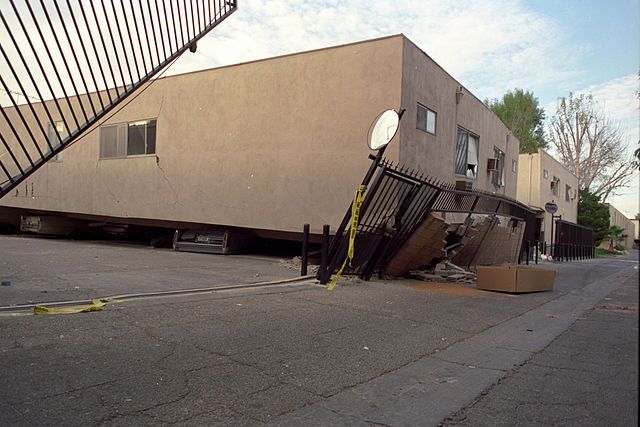  photo 640px-Collapsed_Apartment_After_Northridge_Earthquake.jpg