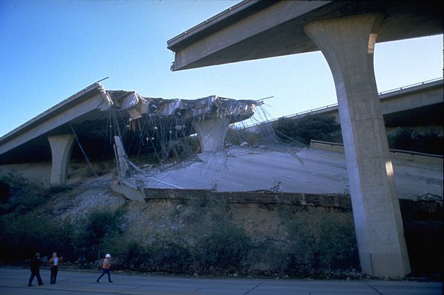  photo 640px-FEMA_-_1807_-_Photograph_by_Robert_A._Eplett_taken_on_01-17-1994_in_California.jpg